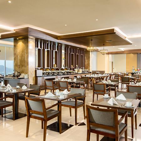 Hotel Santika Gresik Buitenkant foto