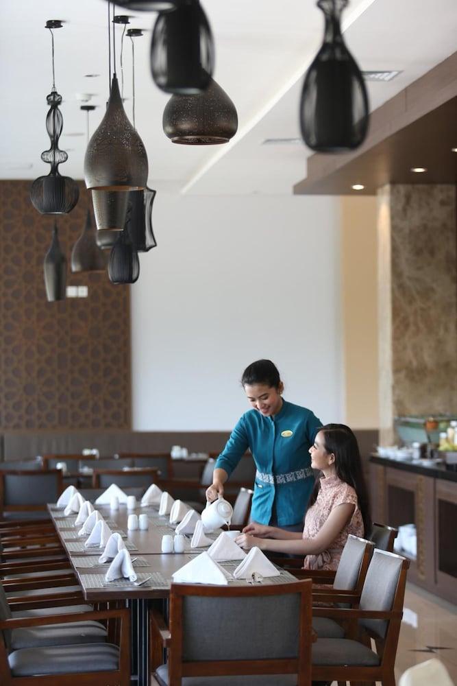 Hotel Santika Gresik Buitenkant foto