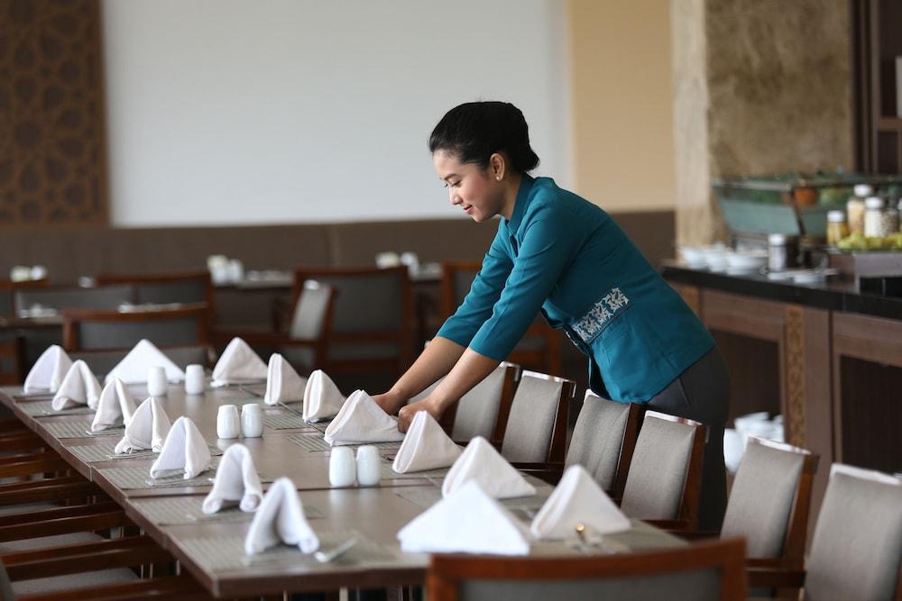 Hotel Santika Gresik Buitenkant foto