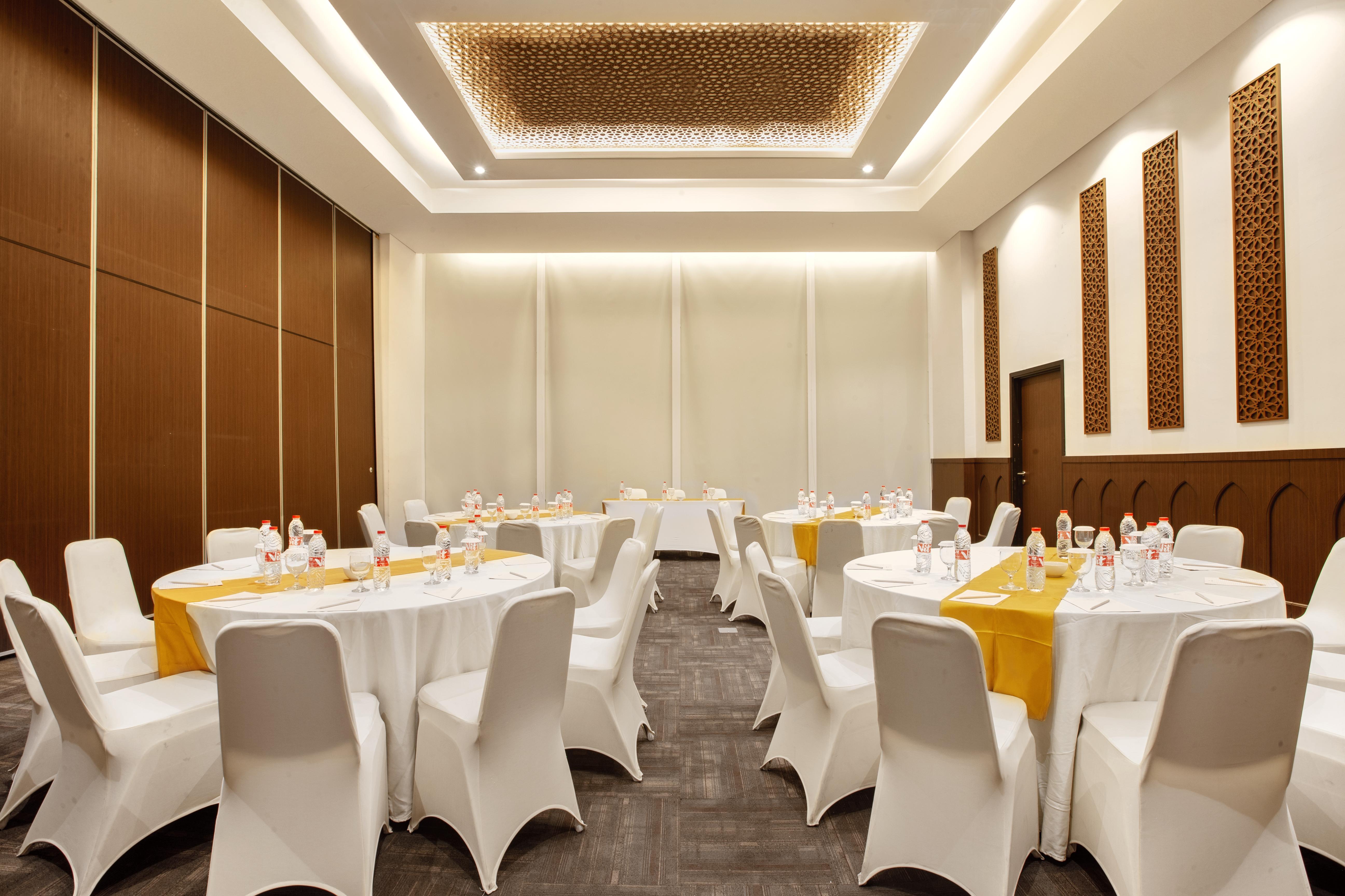 Hotel Santika Gresik Buitenkant foto