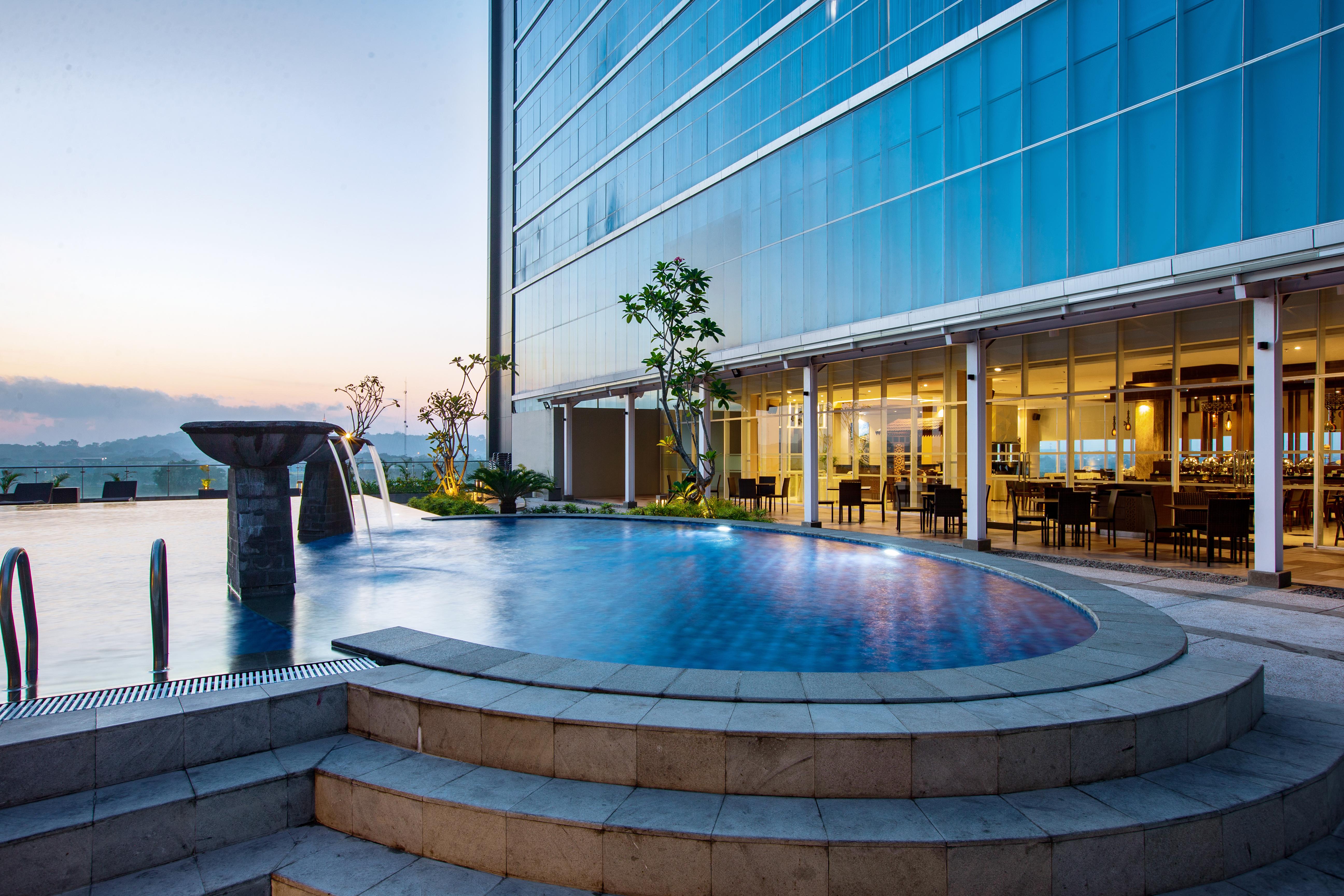 Hotel Santika Gresik Buitenkant foto