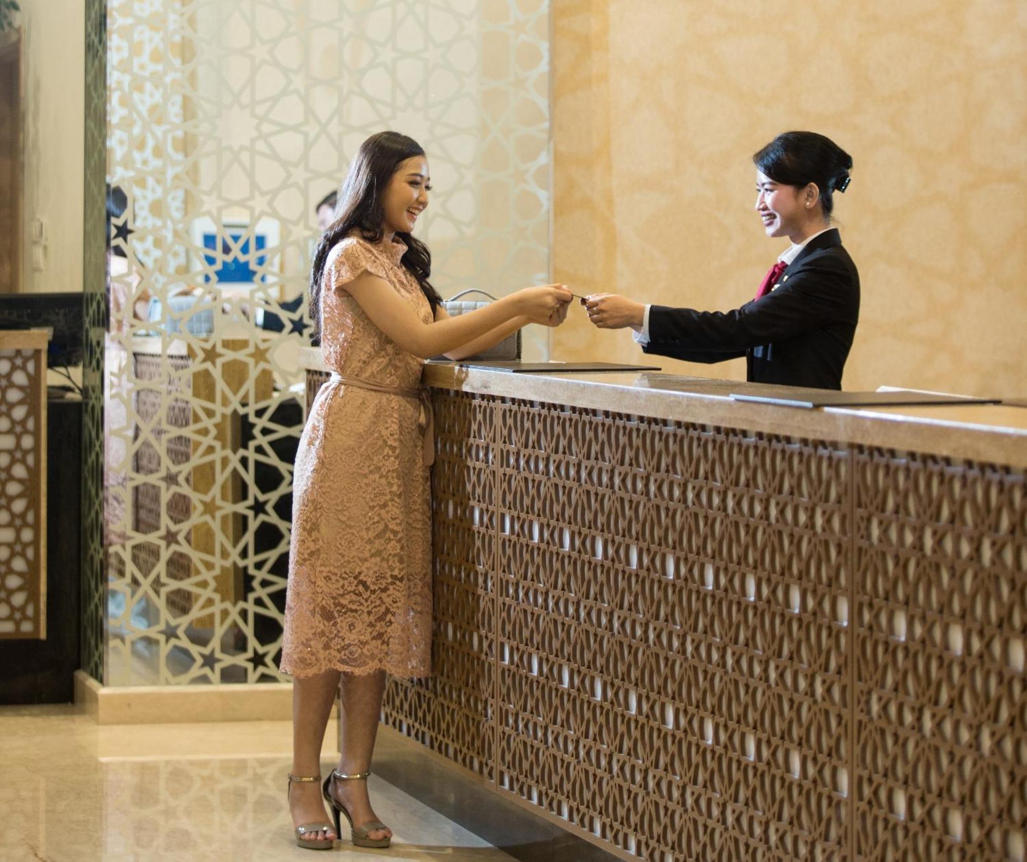 Hotel Santika Gresik Buitenkant foto