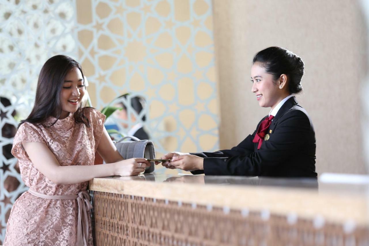 Hotel Santika Gresik Buitenkant foto