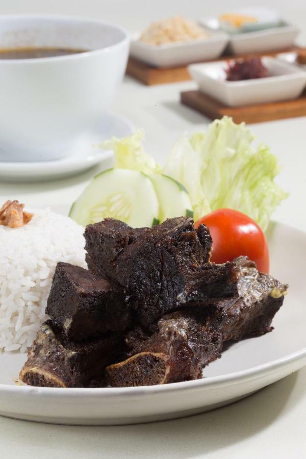 Hotel Santika Gresik Buitenkant foto