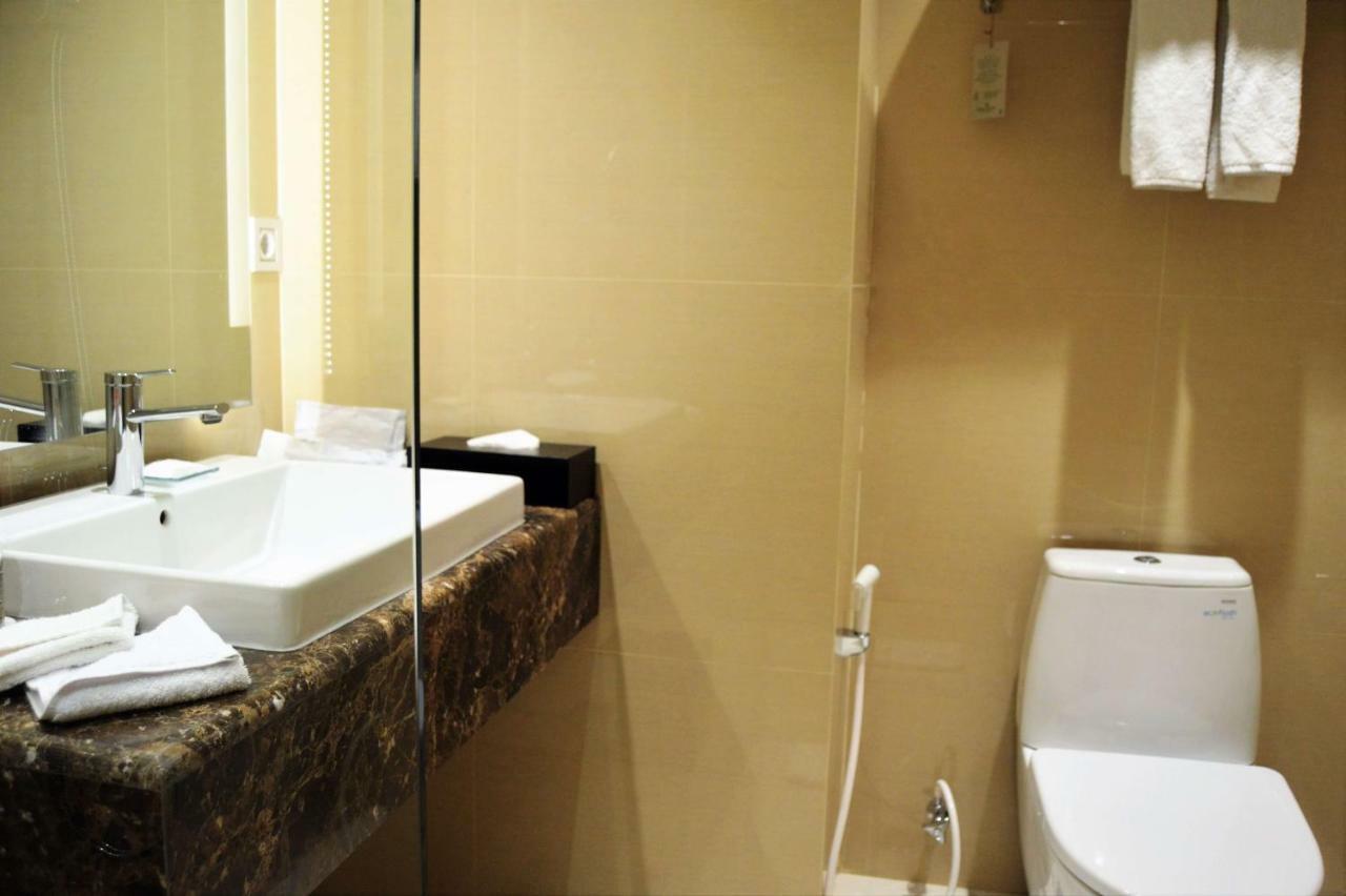 Hotel Santika Gresik Buitenkant foto